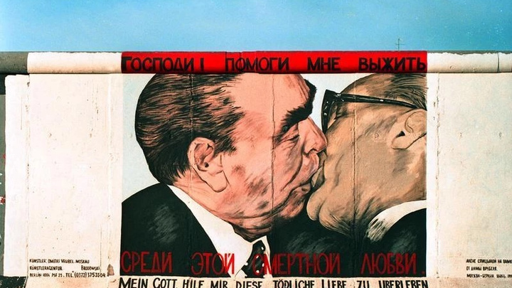 Умер художник Дмитрий Врубель, автор граффити с «Братским поцелуем» Брежнева и Хонеккера