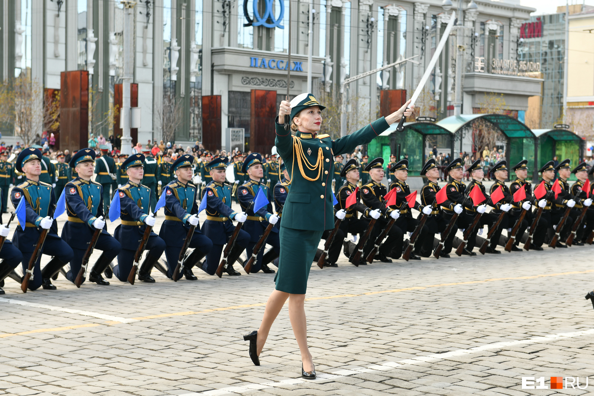 Сегодня 7 май. Площадь 1905 года Екатеринбург день города. Площадь 1905 года Екатеринбург 9 мая. Репетиция парада в верхней Пышме. 31 Января Генеральная репетиция парада в Волгограде.