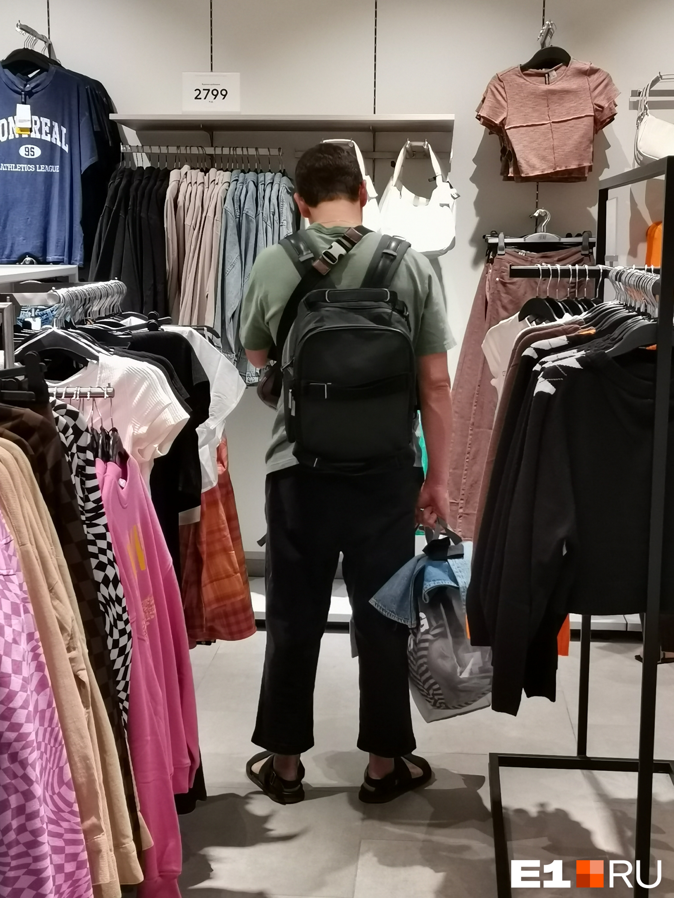 Некоторым мужчинам удалось вырваться на шопинг по случаю открытия <nobr class="_">H&M</nobr>
