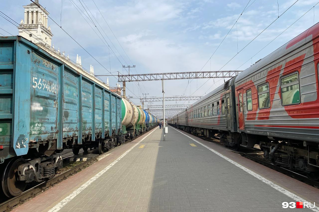 железнодорожный путь сочи. поезд сбил девушку в наушниках. сочи сель на железной дороге. сочи железная дорога вдоль моря. поезд адлер.