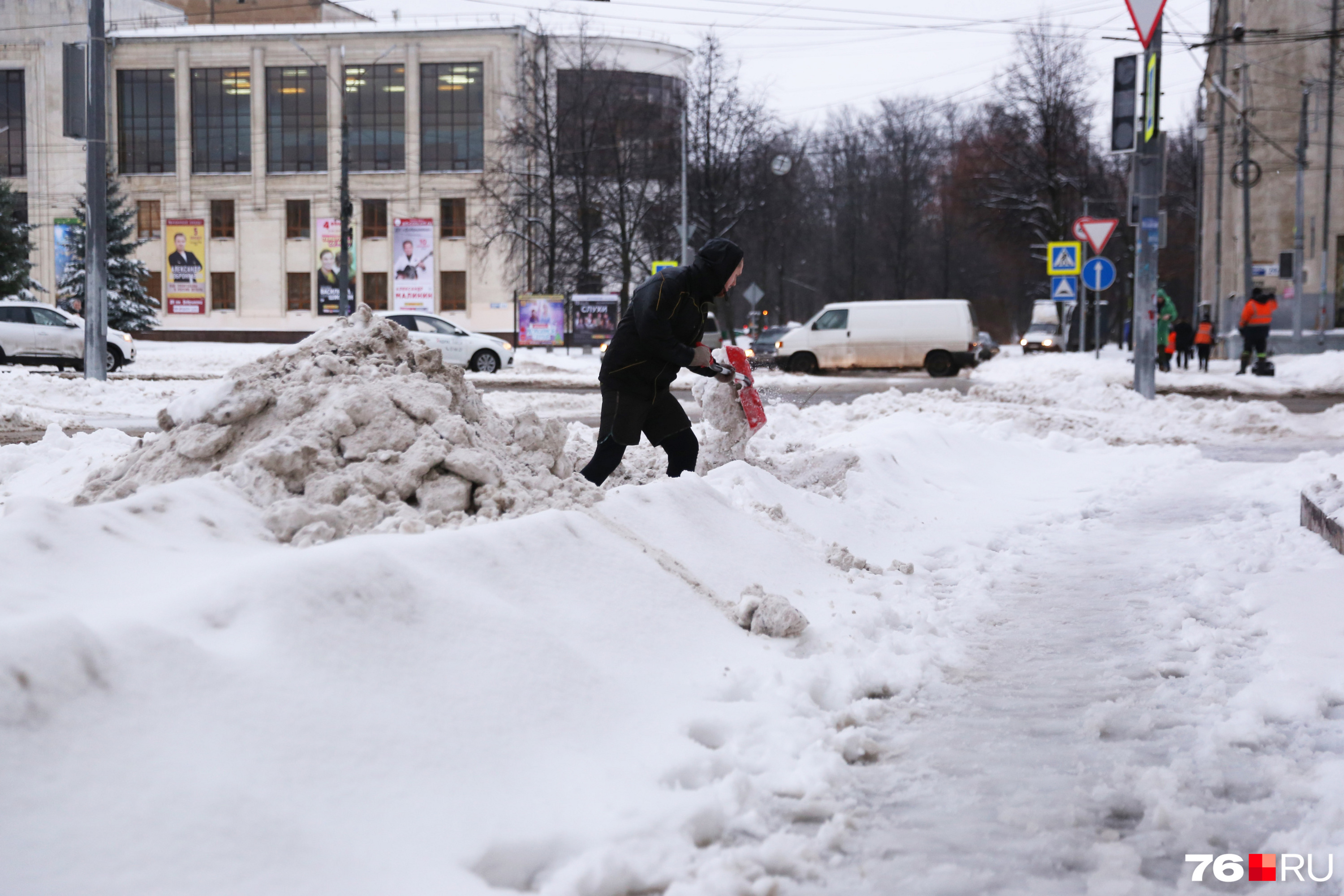 С одной лопатой против множества снежных куч