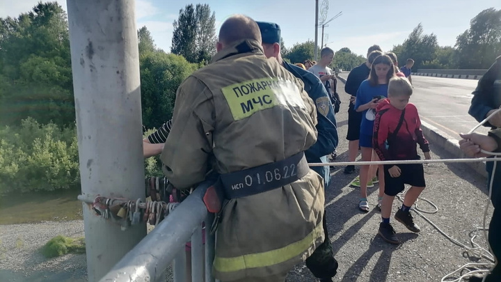 Спасатели сняли с опоры моста двух школьниц в Кузбассе