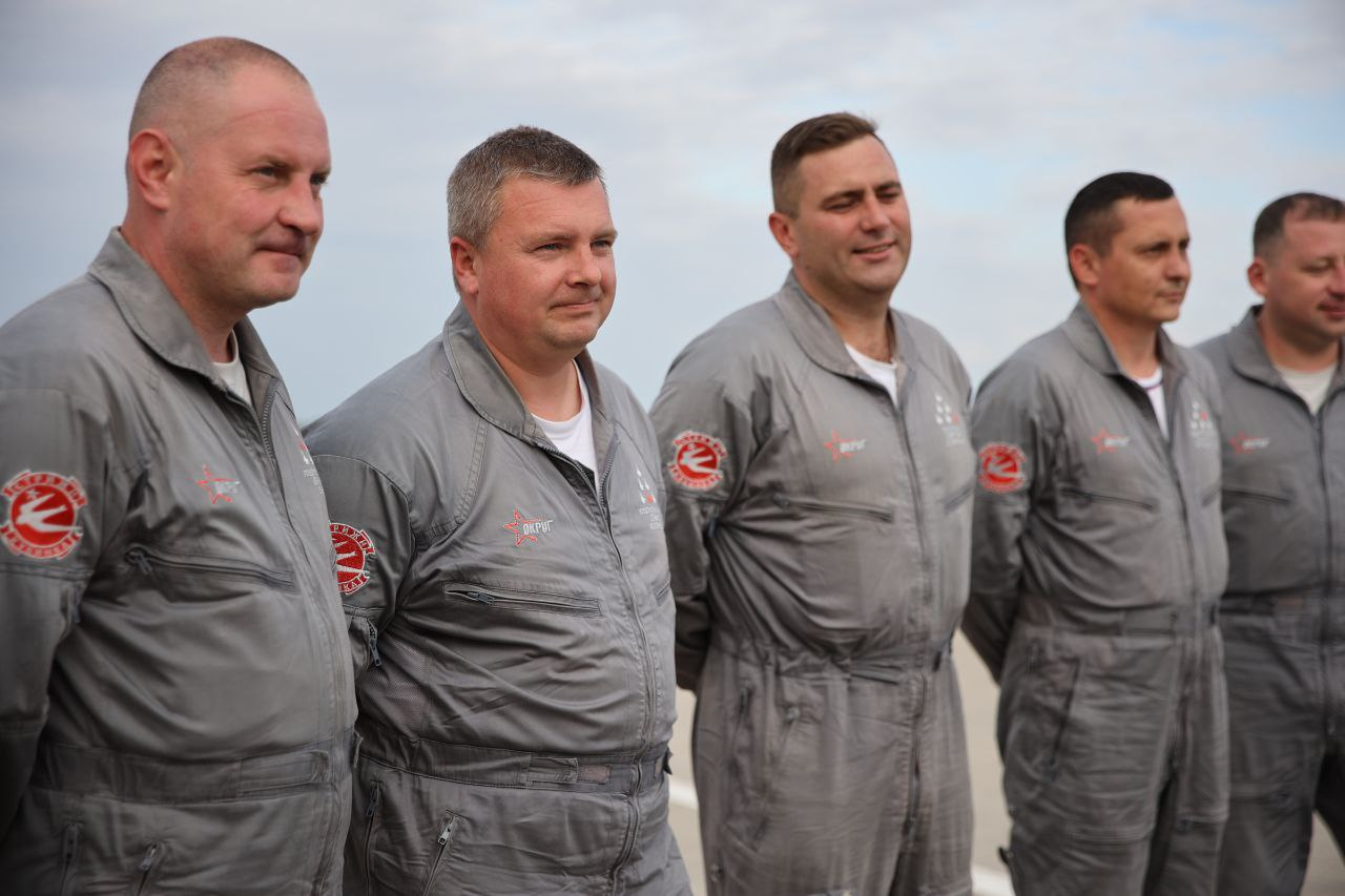 Денис Кузнецов (второй слева) с коллегами по пилотажной группе