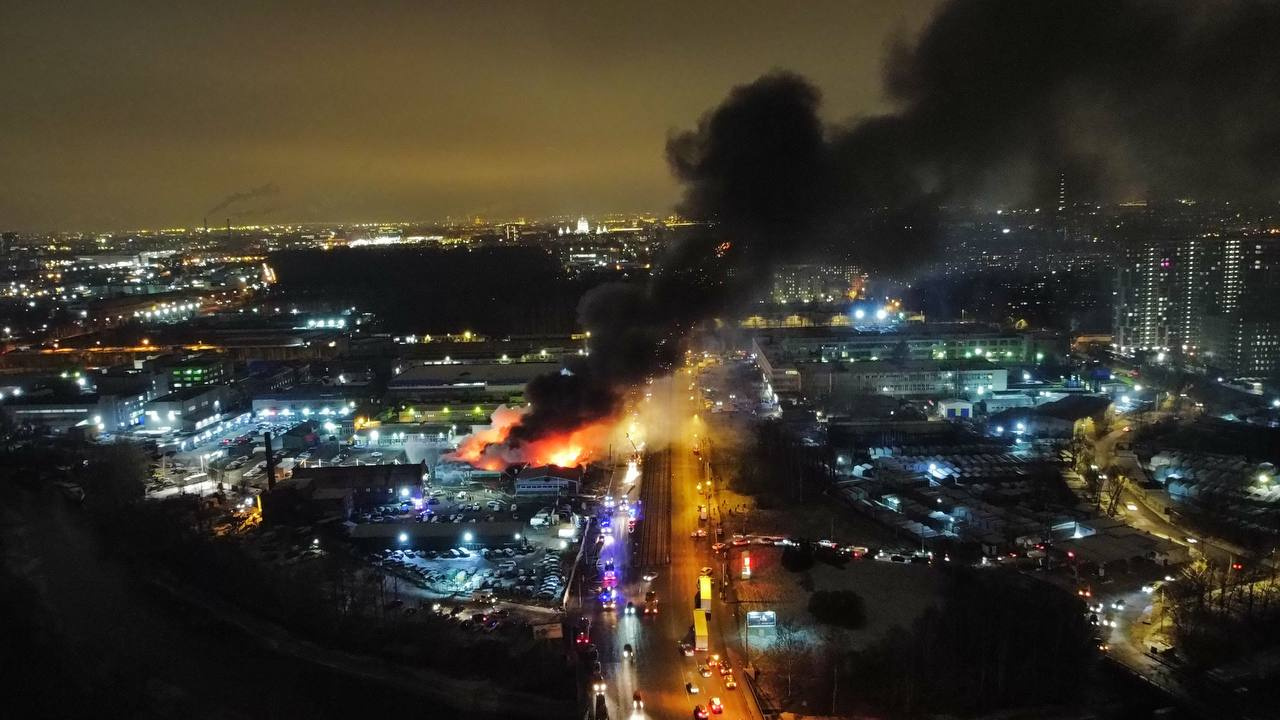 Пожар в «Ириновском автоцентре». Что известно к этому часу
