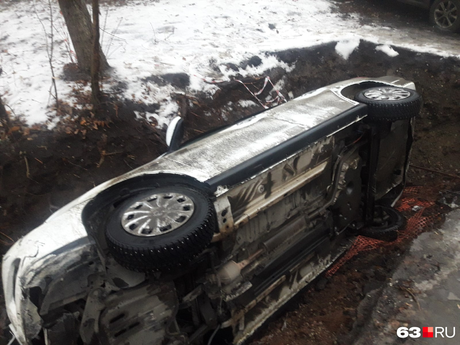 Во сне машина упала. Машина упала в яму. Автомобиль провалился в Самаре. В Самаре автомобиль провалился в яму.