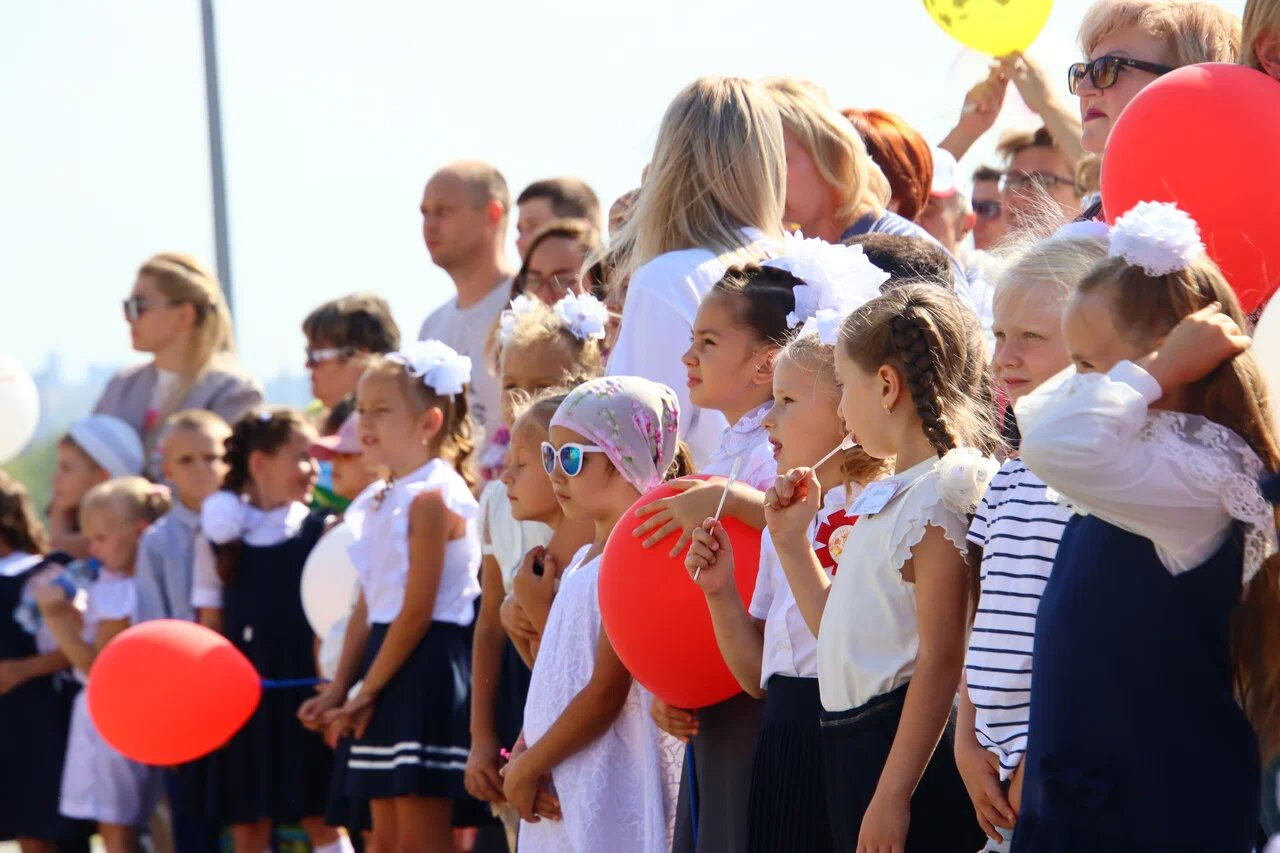 Много белых бантов и ярко-красных воздушных шаров — вычислить первоклассников в толпе детей было очень легко