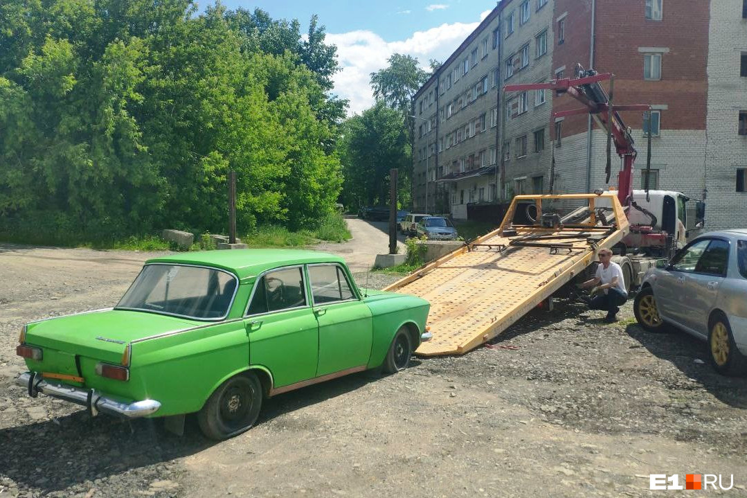Из-за порезанных шин москвич пришлось увозить со стоянки на эвакуаторе Из-за порезанных шин москвич пришлось увозить со стоянки на эвакуаторе