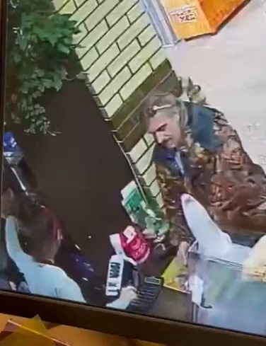 На кадрах с камеры видно, что мужчина, забравший кота, перед уходом поцеловал руку продавцу (на скриншоте — слева)