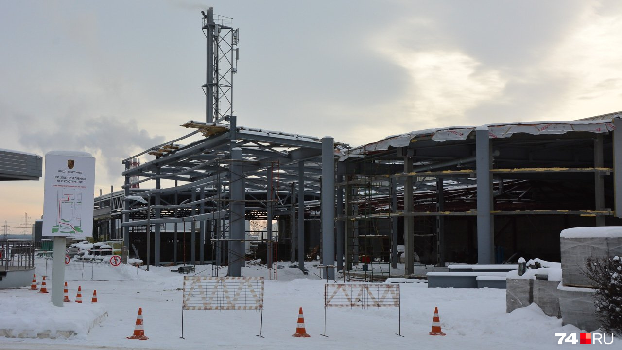 Строительство нового автоцентра Porsche на прежнем месте на улице Братьев Кашириных (снимок — декабрь 2021 года)