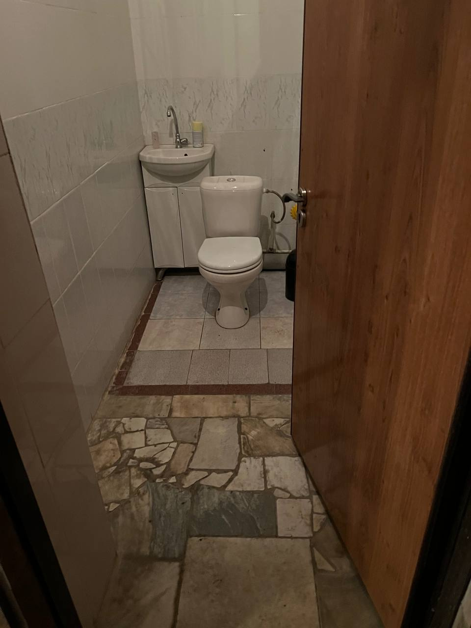 Тот самый туалет с полом из очень знакомых любому волгоградцу материалов