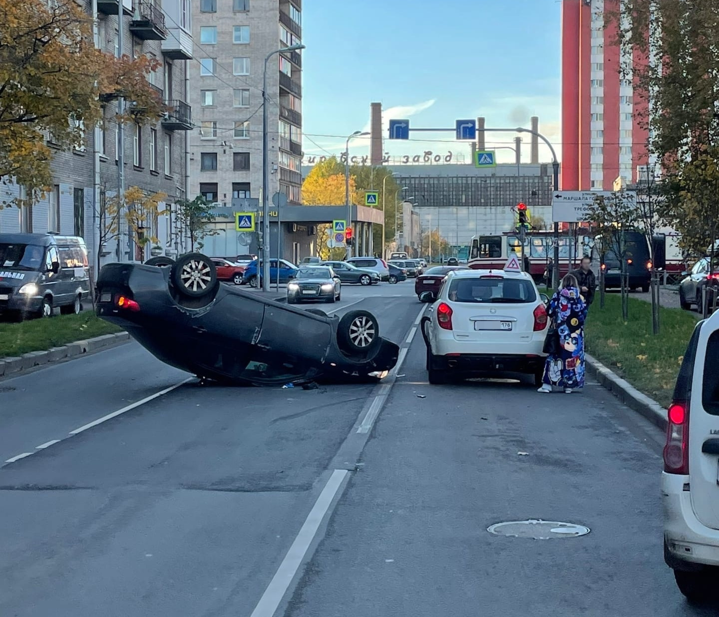 Фото ДТП с перевертышем и машиной автошколы на улице Возрождения в  Петербурге 13 октября 2022 г. - 13 октября 2022 - ФОНТАНКА.ру