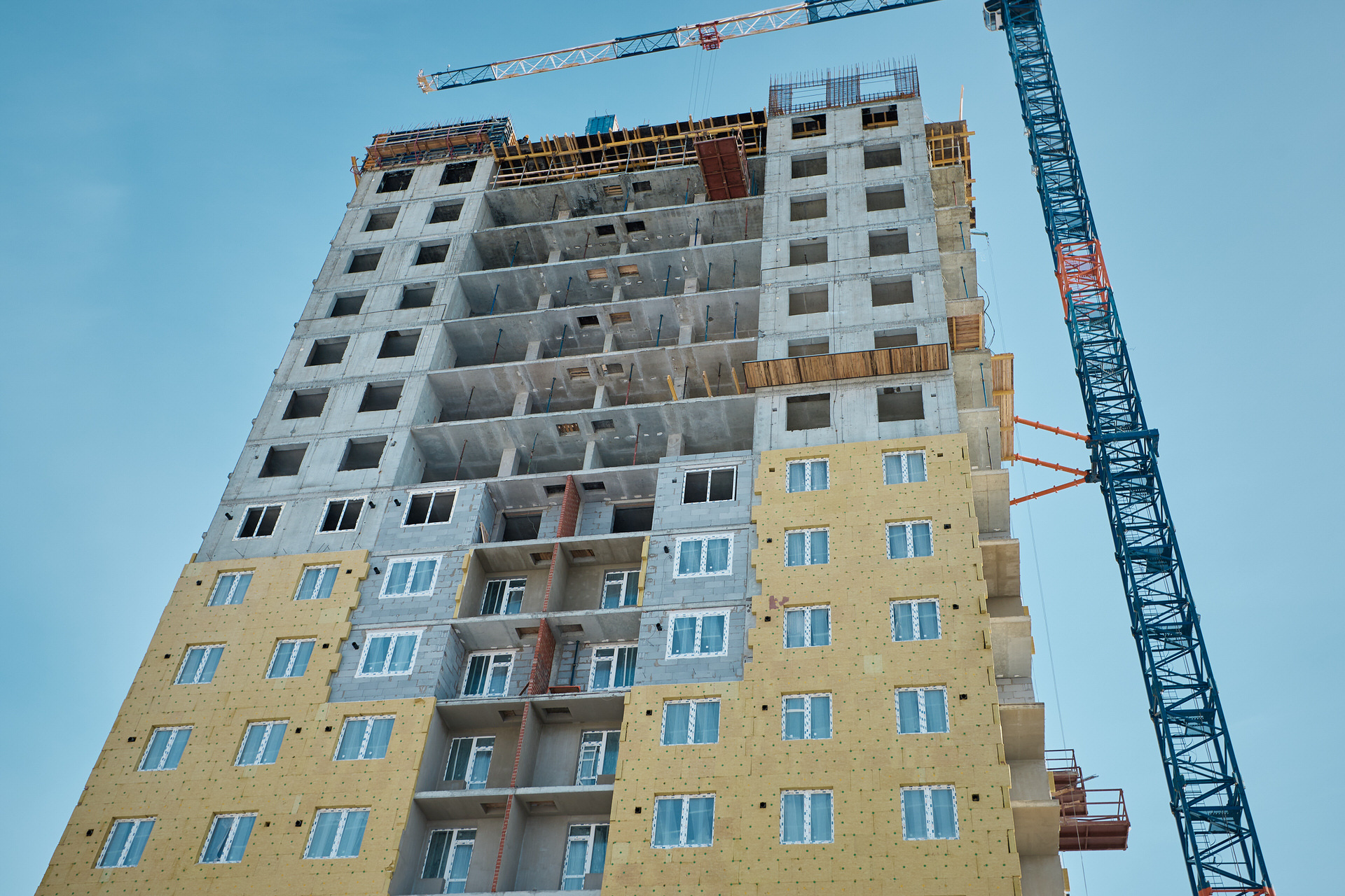 Еще один фактор, который существенно влияет на рост цен на недвижимость, — удорожание строительных материалов