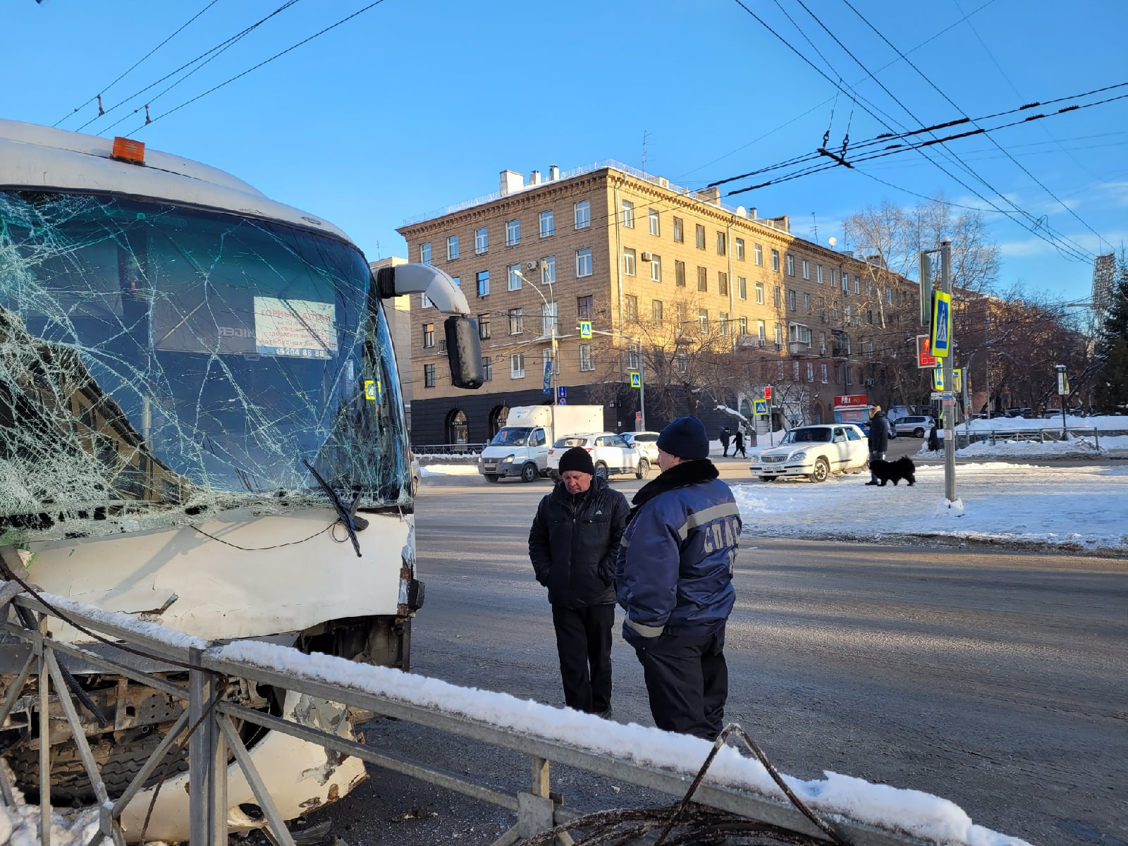 Когда 23 декабря. Авария 23.12 на Красном проспекте. ДТП В Новосибирске на Красном проспекте автобус. Авария с детьми на Красном проспекте. Красный просп., 29,.