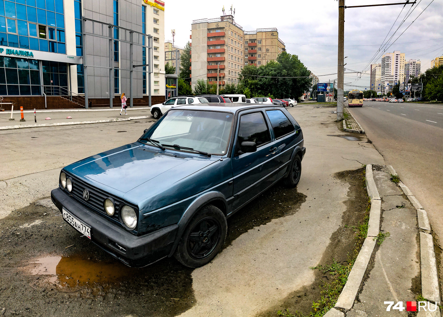 Встретился VW Golf Mk II, да еще в версии GTi. Такие стали появляться в России в начале <nobr class="_">90-х</nobr> и тогда казались большими, солидными и основательными. А сейчас гляжу — малолитражка типа нашей «восьмерки» Встретился VW Golf Mk II, да еще в версии GTi. Такие стали появляться в России в начале <nobr class="_">90-х</nobr> и тогда казались большими, солидными и основательными. А сейчас гляжу — малолитражка типа нашей «восьмерки»