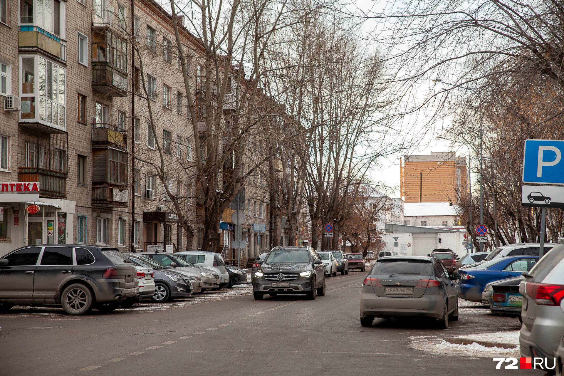 На Орджоникидзе некоторые парковки тоже оставили бесплатными — машины паркуются беспорядочно На Орджоникидзе некоторые парковки тоже оставили бесплатными — машины паркуются беспорядочно