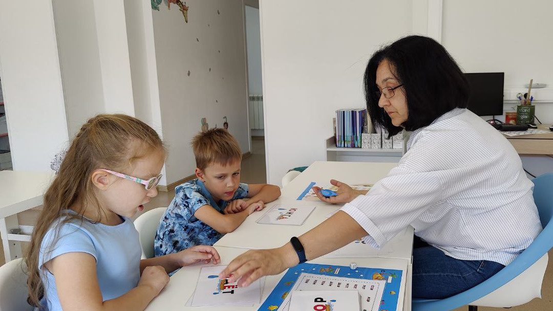 Дети учатся. Кембридж Новосибирск лингвистический центр. НСК У ребенка что это. Детский языковой центр. Методика 2022 минстрой