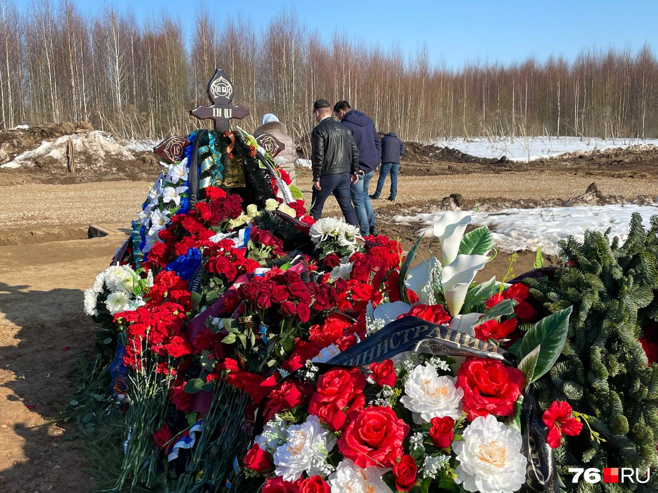 Последними с кладбища уходили родные Олега