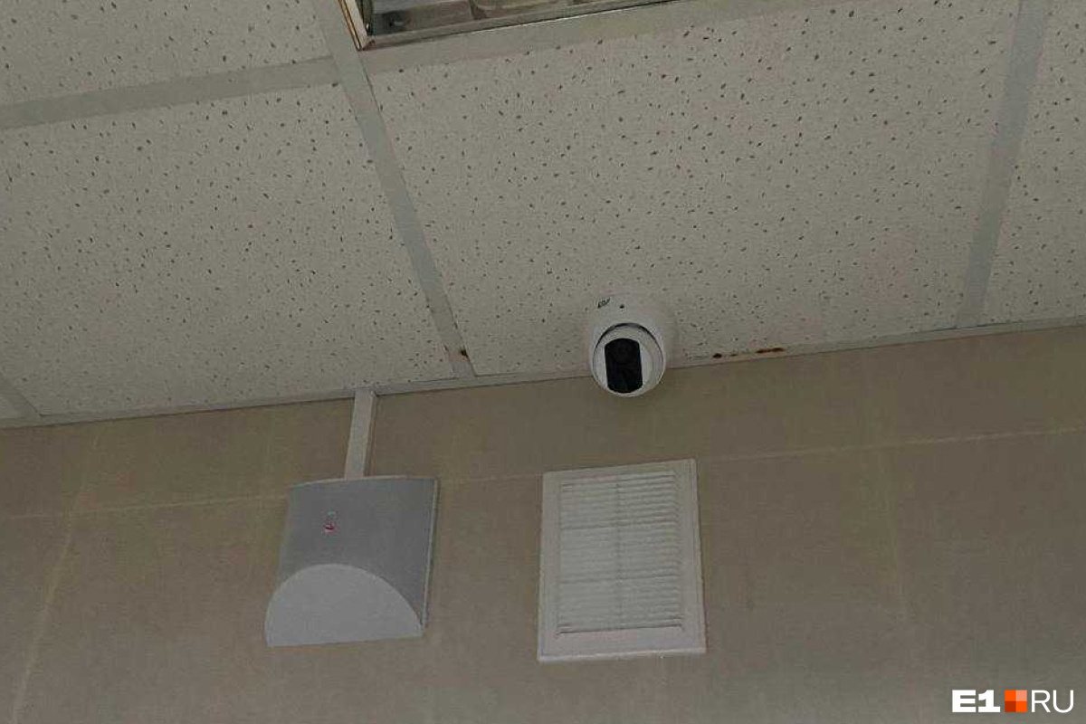 В Коми учитель установил в женском туалете школы скрытую камеру « БНК