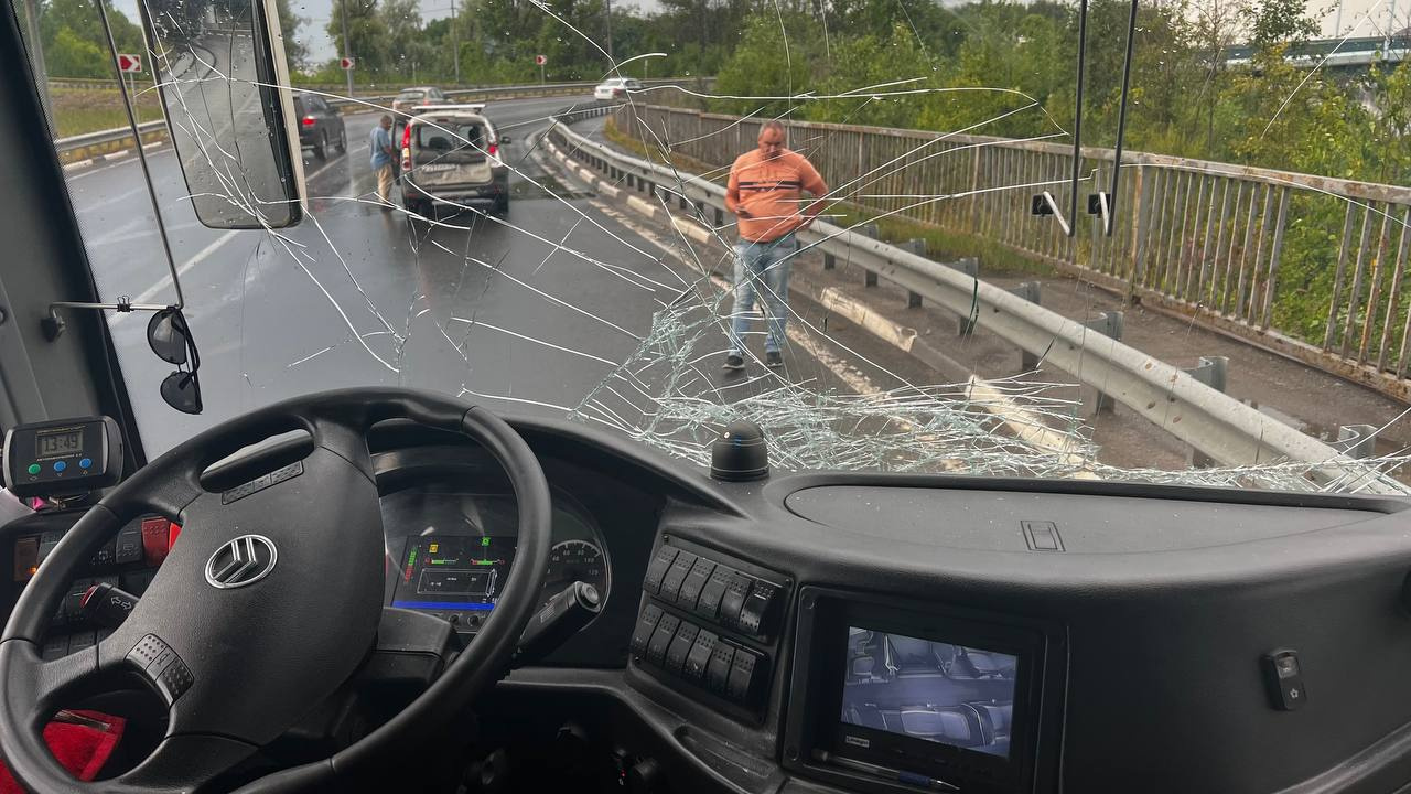 Автобус ярославль углич. Водитель автобуса едет. Ринат водитель автобуса. Автобус у моста через Дон. Салон водителя.