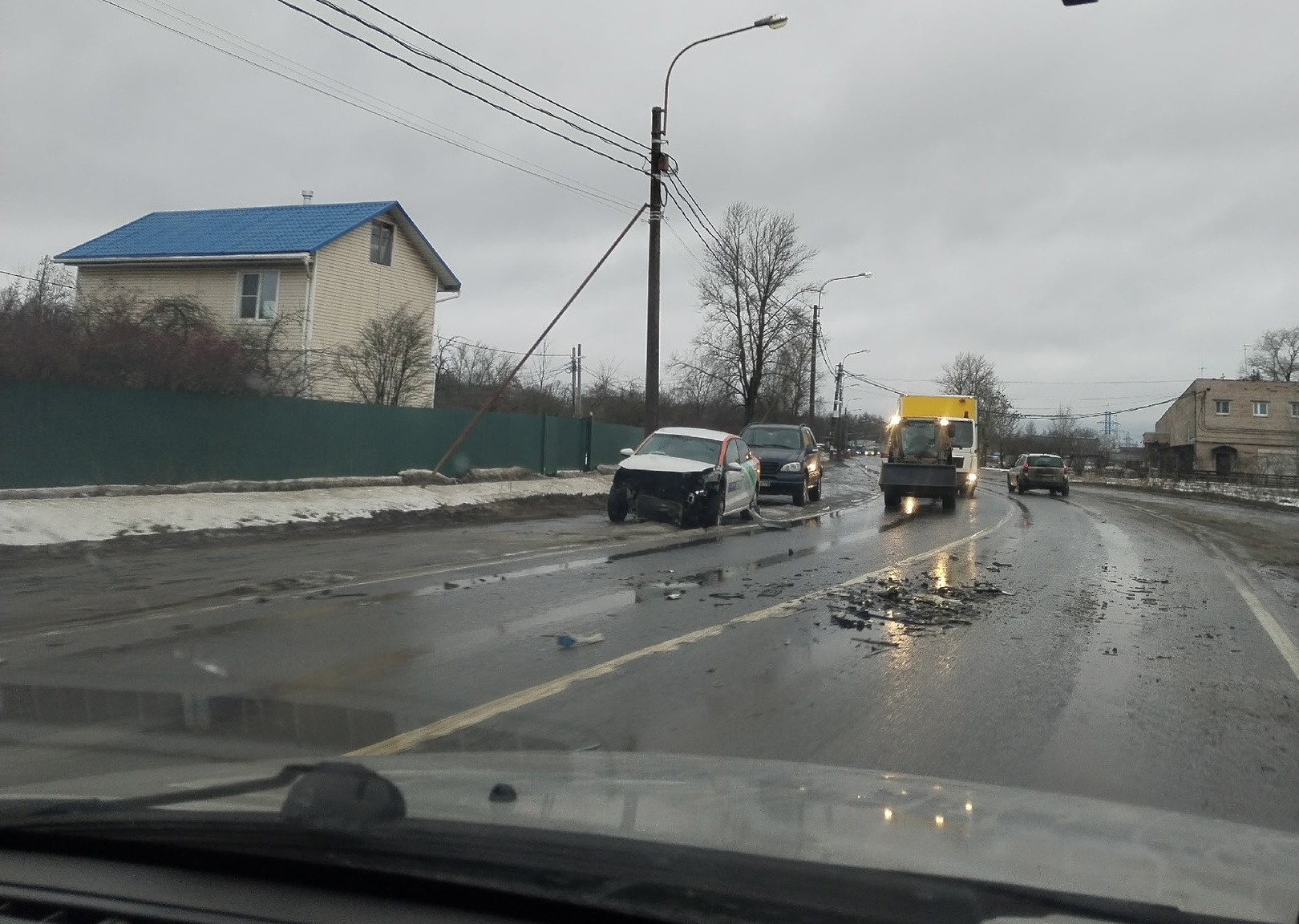 Водитель каршеринга пострадал в лобовом ДТП с Mercedes в Пушкине 16 января  2023 г., фото, видео - 16 января 2023 - ФОНТАНКА.ру