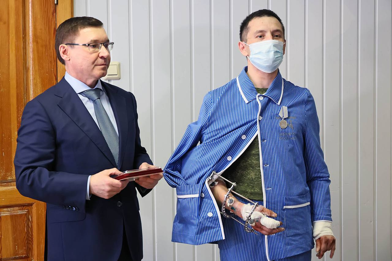 Владимир Якушев с пациентом госпиталя