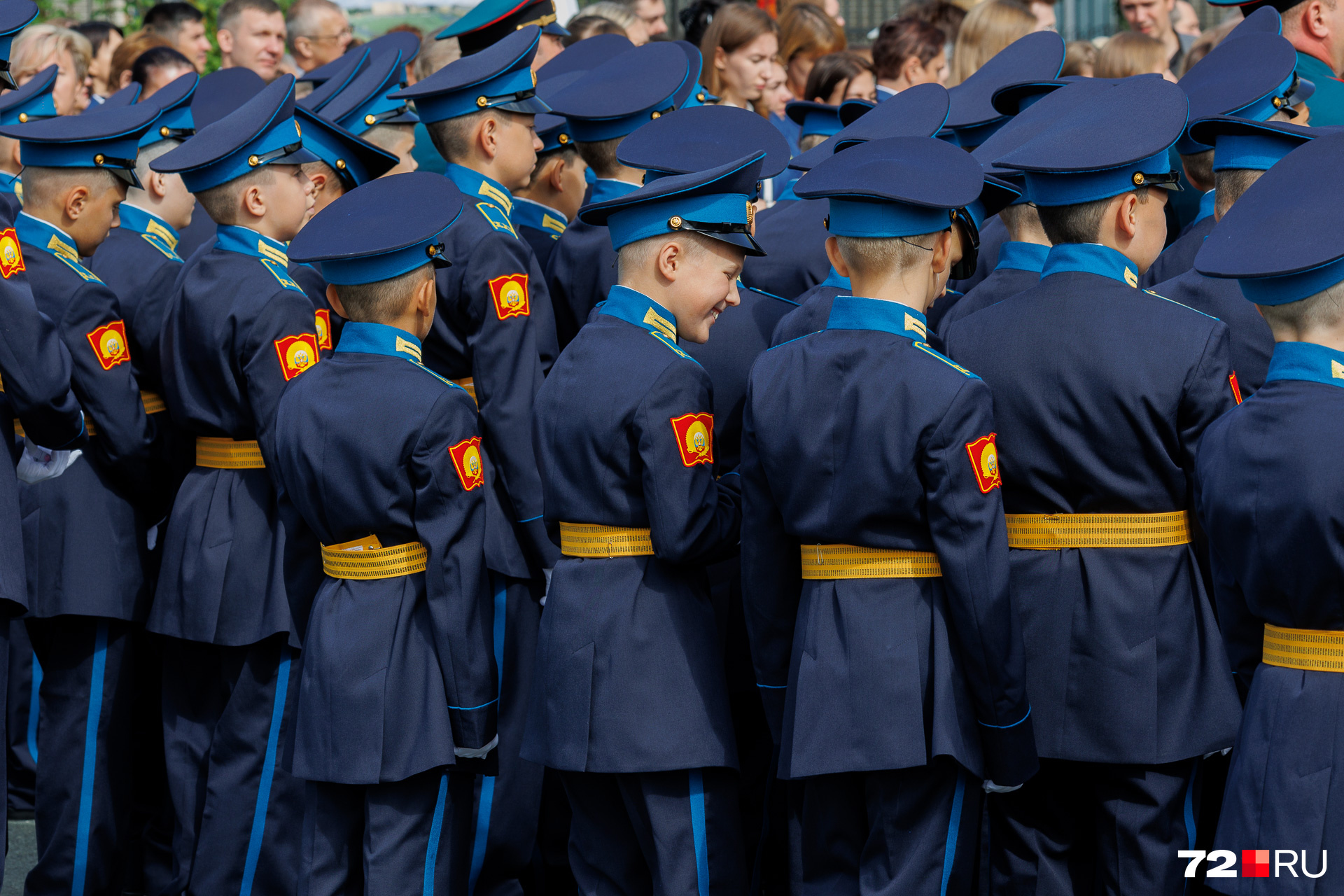В отличие от линеек в общеобразовательных школах, здесь все стоят четко в ряд и отлично с этим справляются В отличие от линеек в общеобразовательных школах, здесь все стоят четко в ряд и отлично с этим справляются