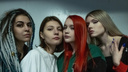 «Вдохновлены людьми, которые нас бесят»: четыре сибирячки создали рок-группу — их лица на баннерах в Москве
