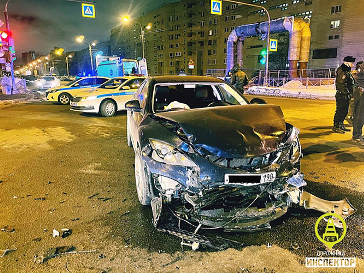 Водитель «Мазды» уходил от погони, на Варшавской протаранил полицию, а в  скорой расплакался - 12 февраля 2022 - ФОНТАНКА.ру