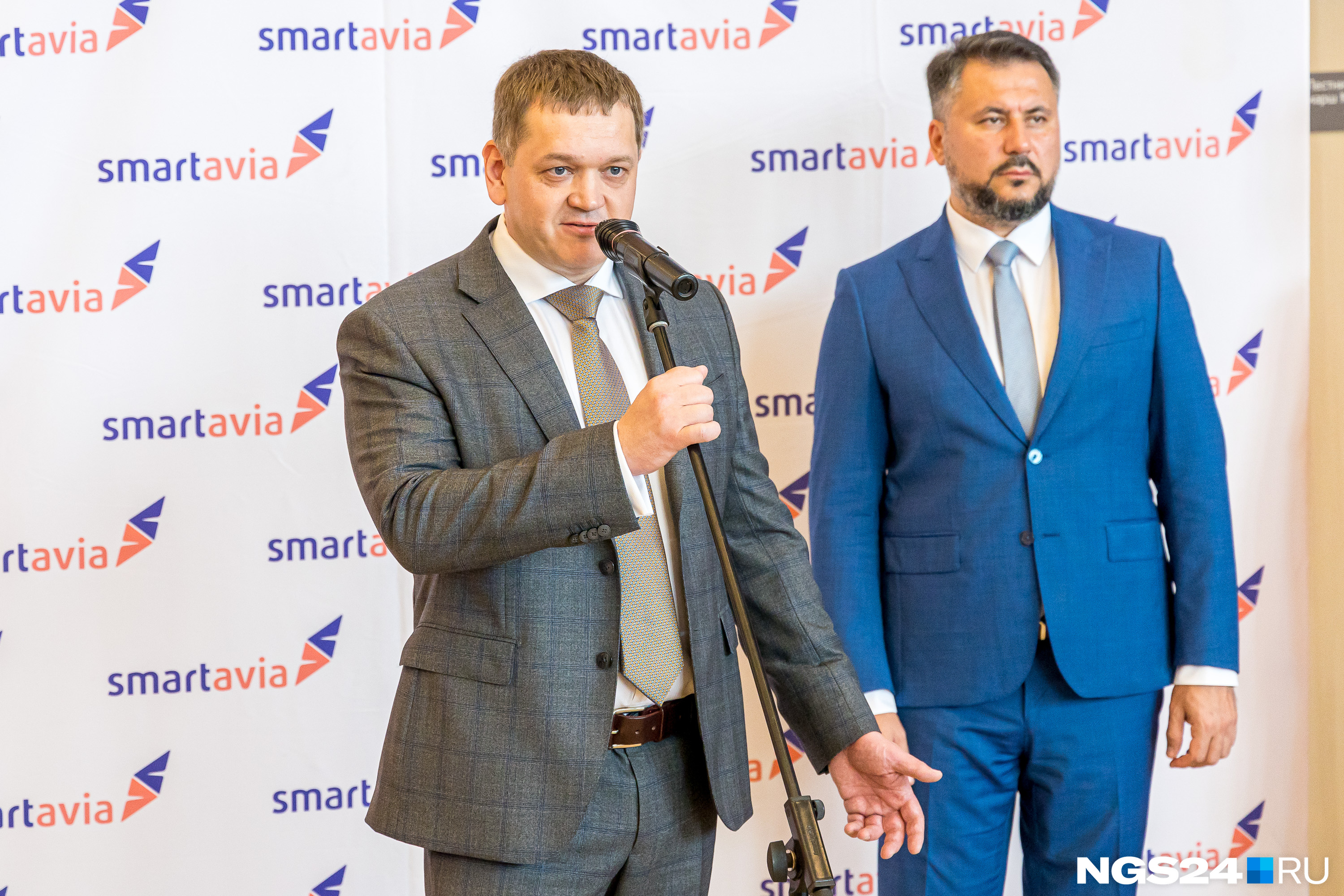 Заместитель генерального директора авиакомпании Smartavia Денис Померанцев (слева) и директор аэропорта Красноярск Андрей Метцлер