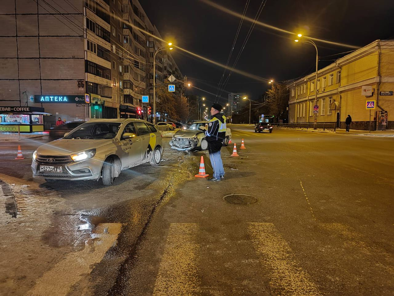 В Екатеринбурге в аварии пострадал 10-летний мальчик. Он ехал на переднем сиденье без кресла