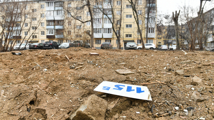 Город утопает в мусоре: фоторепортаж из дворов Екатеринбурга, которые напоминают сплошную помойку
