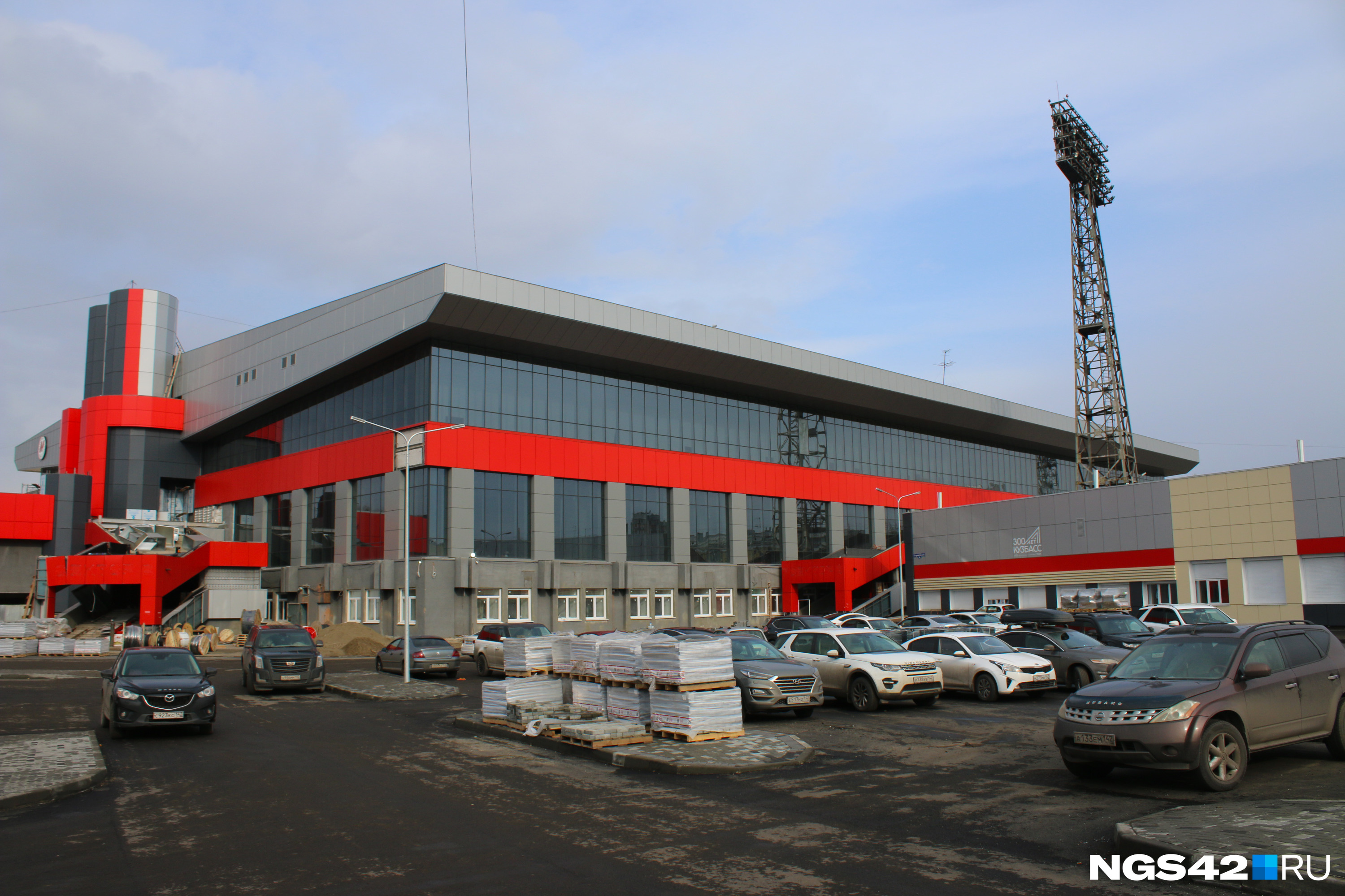 «Арена кузнецких металлургов» расположена буквально в нескольких метрах от футбольного стадиона «Металлург»