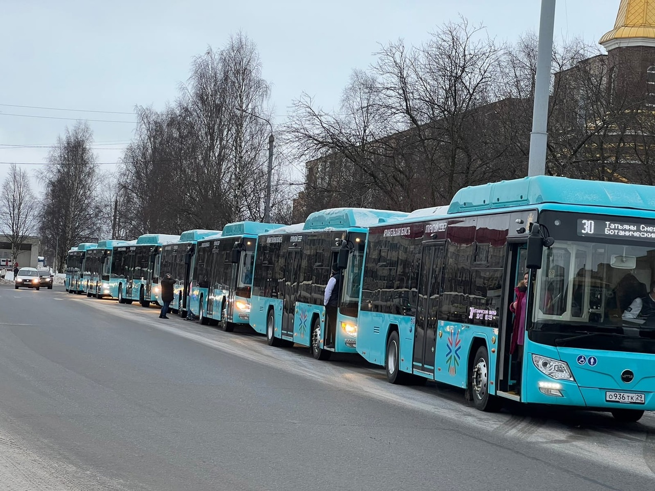Несколько автобусов проехались по городу колонной