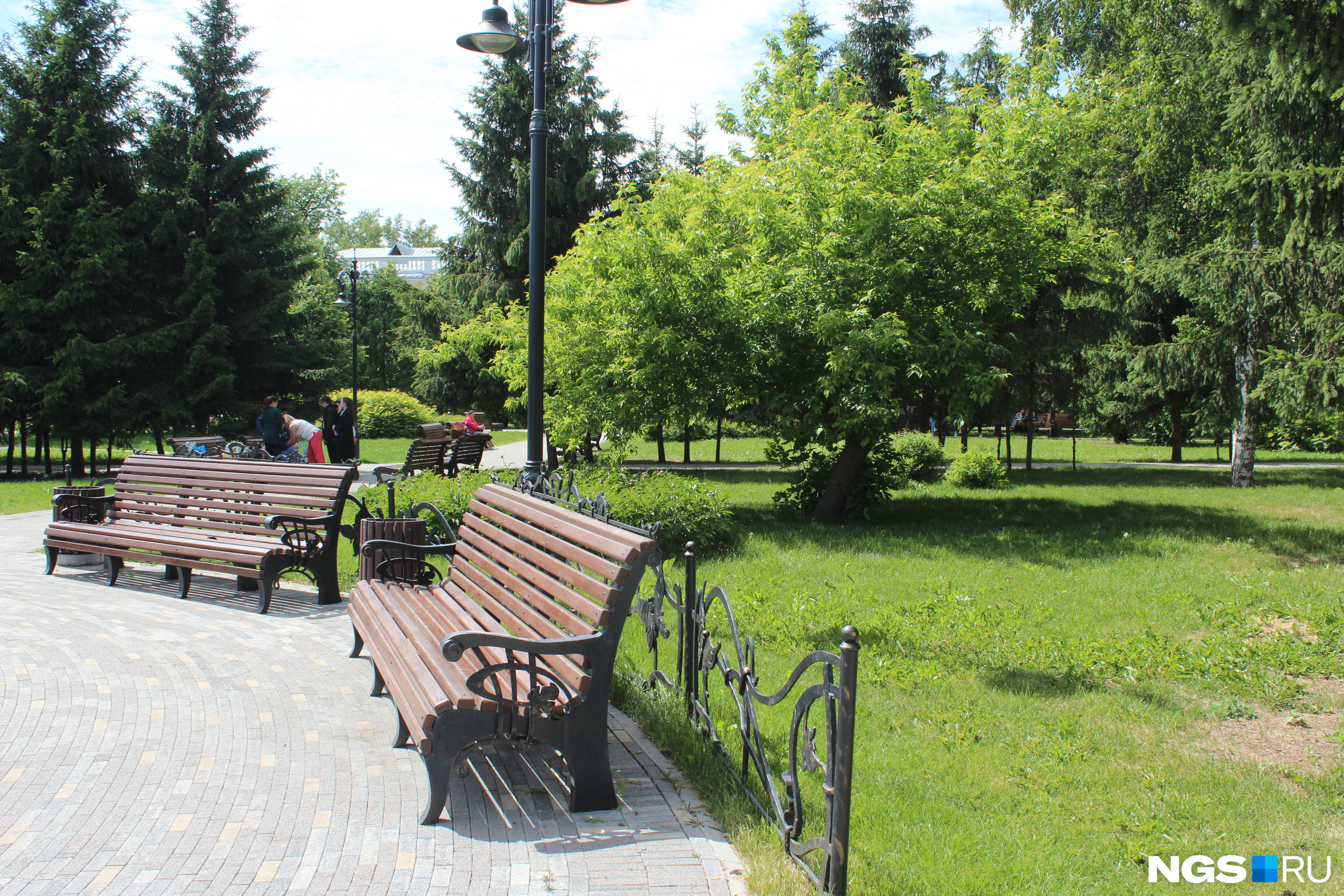 Парк томск. Сквер Томск. Лавочки в парках. Лавочка в парке. Сквер любви в Томске.