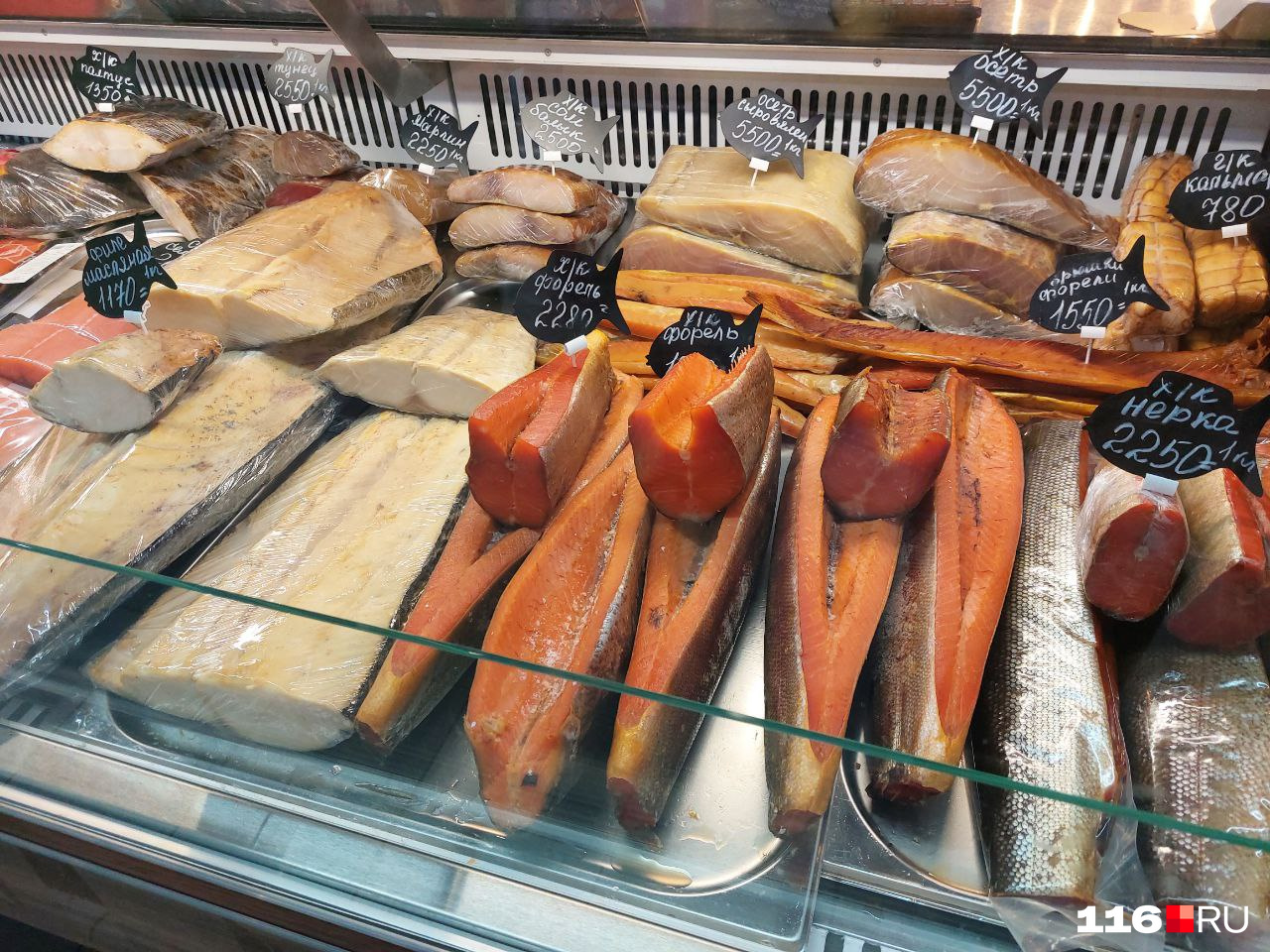 На Московском рынке можно найти замороженных осьминогов и разные виды рыбы