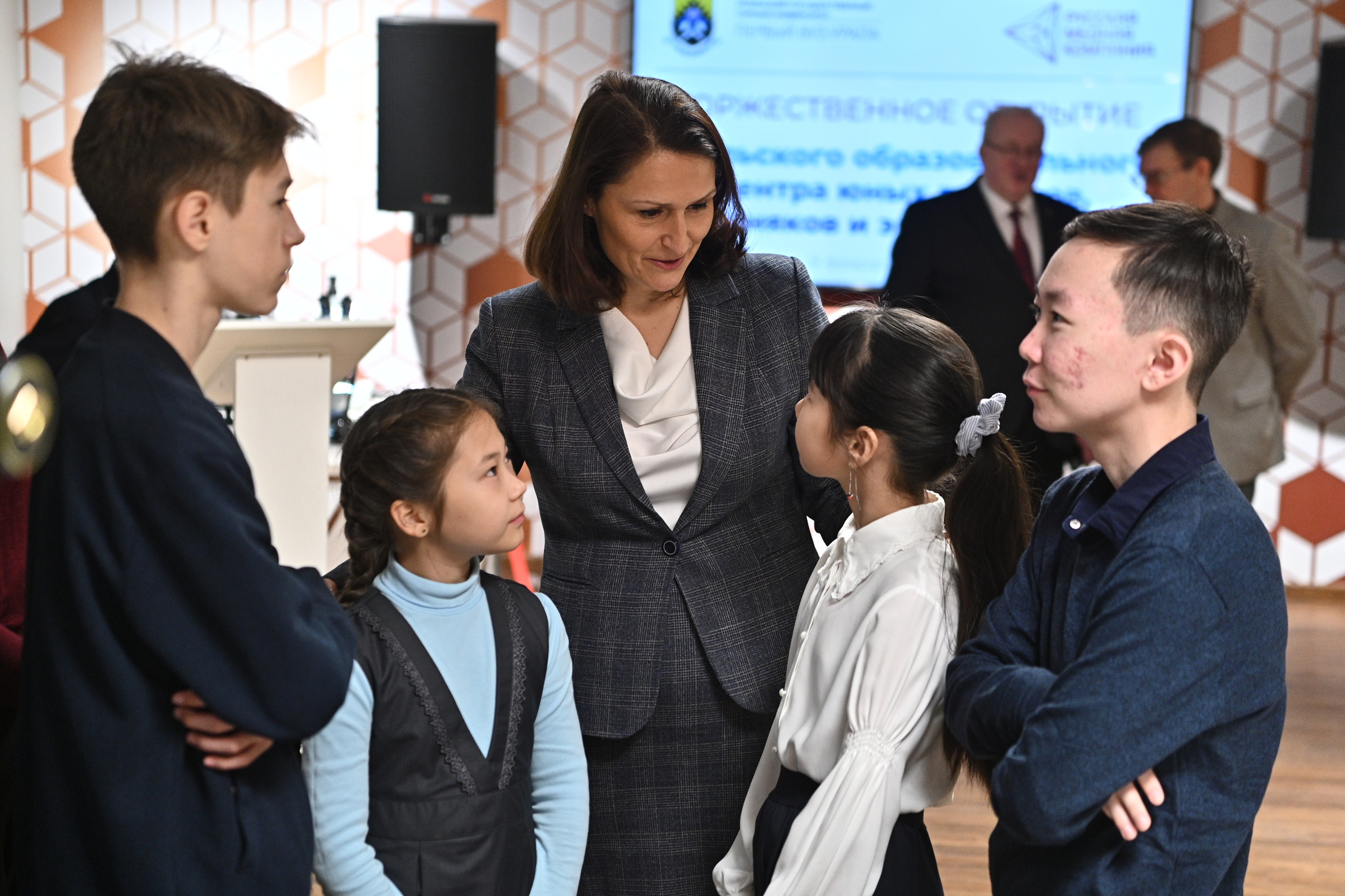Вице-президент РМК по кадровой политике и социальной ответственности Анна Шабарова дает наставления юным участникам областной олимпиады по геологии