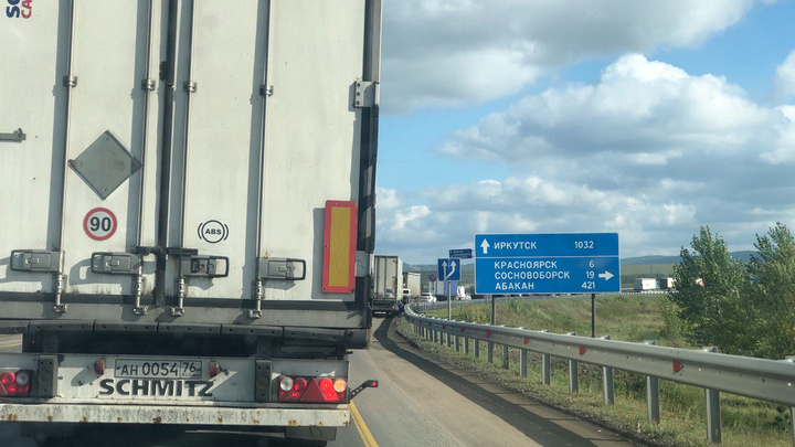 Из-за дорожных работ на малом обходе Красноярска собралась 5-километровая пробка из грузовиков