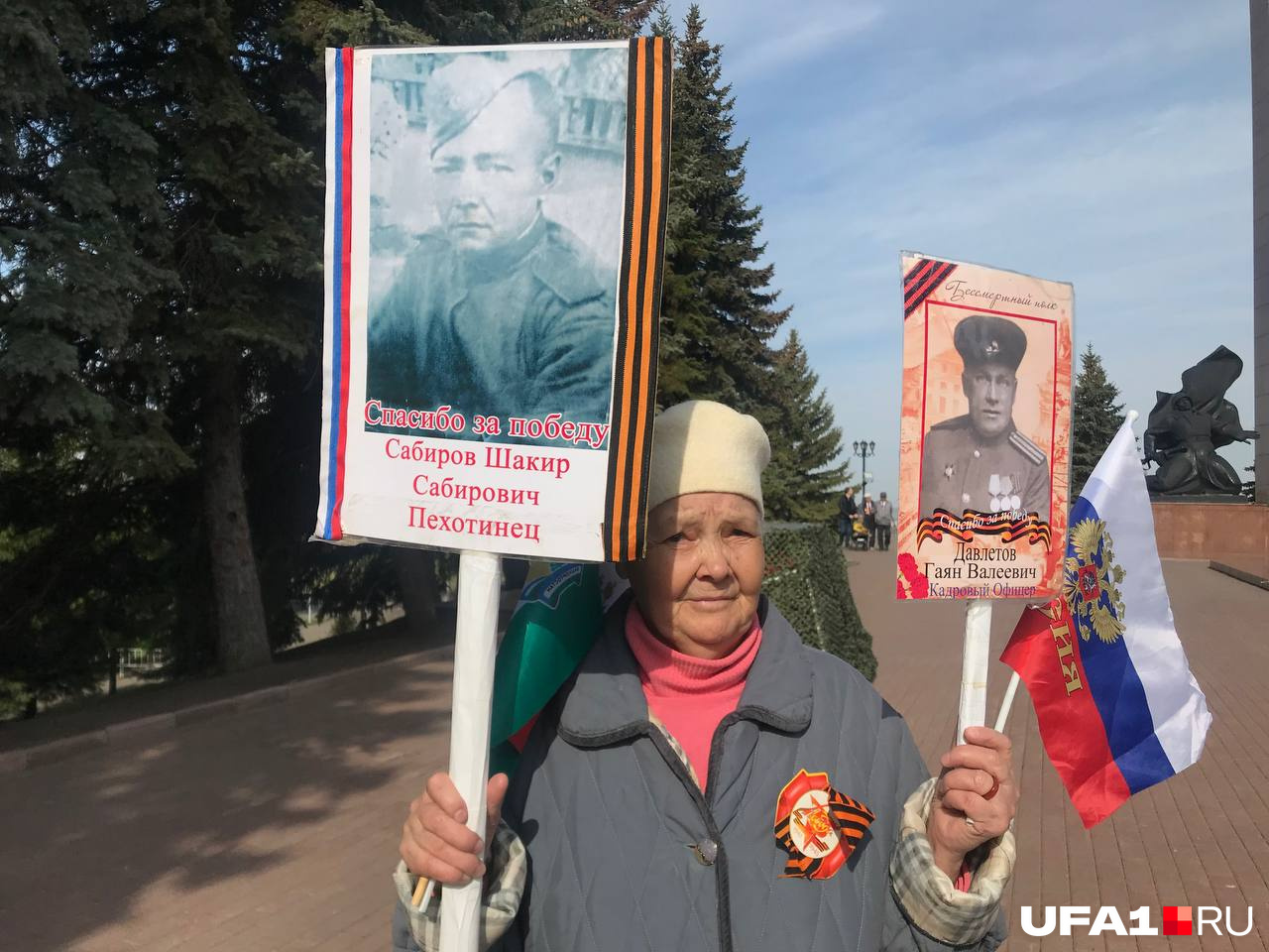 Пенсионерка пришла с портретами родственников в Парк Победы