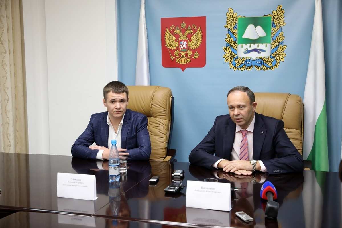 Алексей Самкаев (слева) в правительстве Курганской области