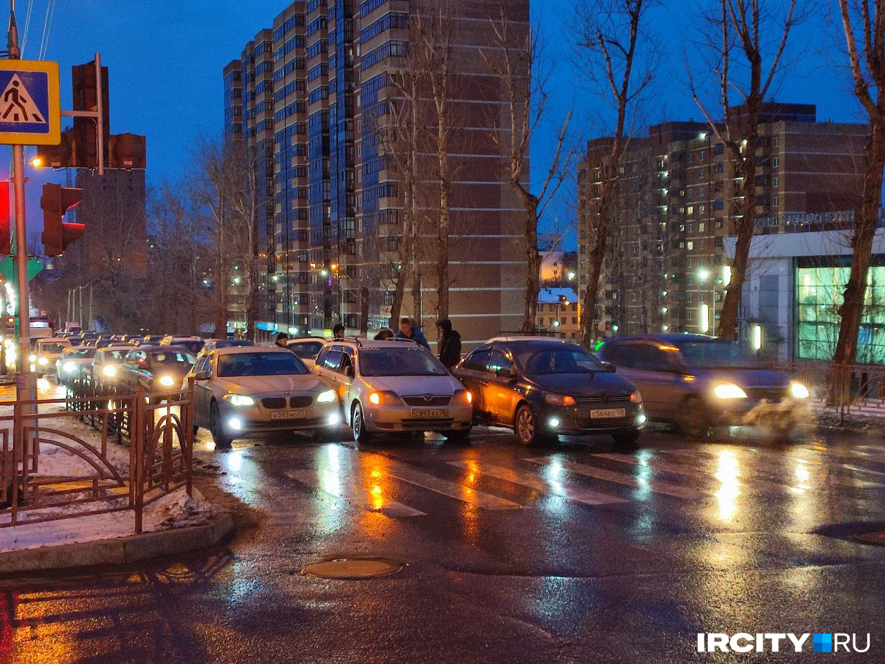 Движение на улице Лермонтова в Иркутске парализовано из-за тройного ДТП