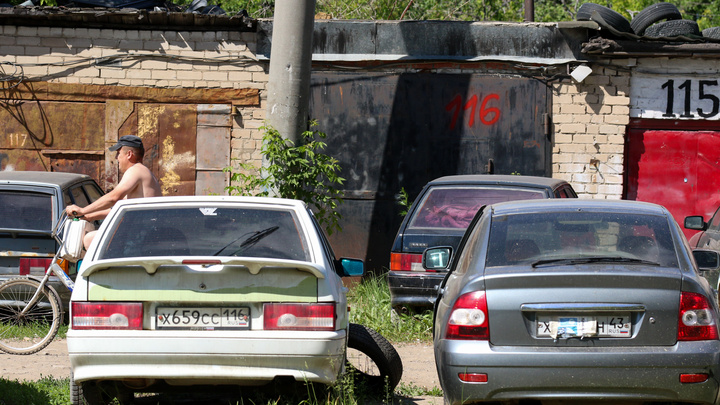 Стало меньше почти в 17 раз: власти Казани — о борьбе с безномерными машинами на платных парковках