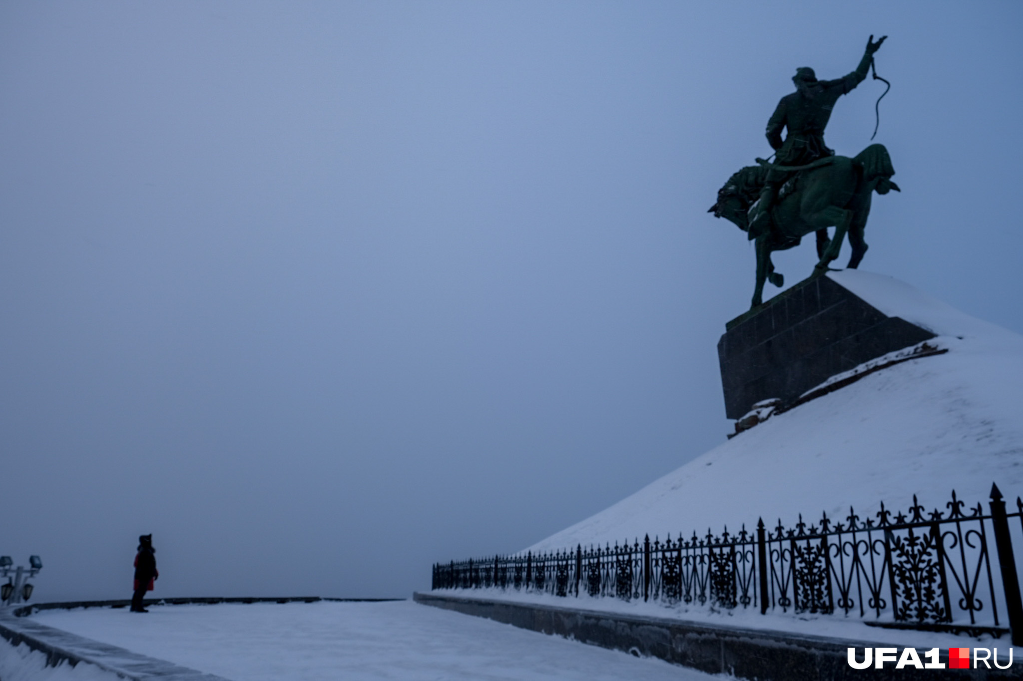 Солнце едва встало — у памятника Салавату Юлаеву одиноко стоит ребенок