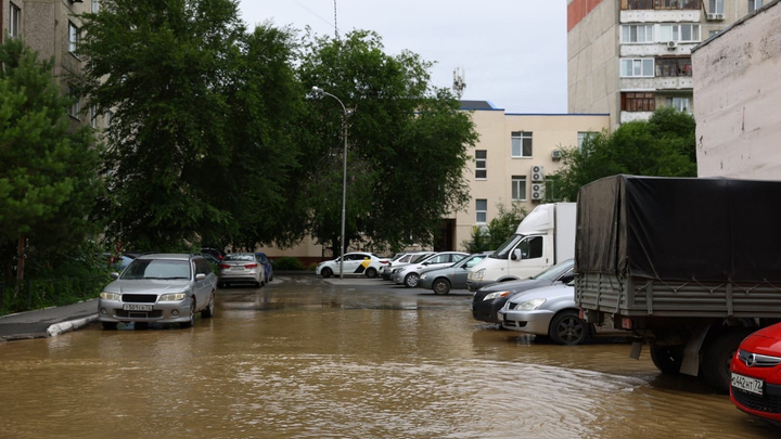В Тюмени затопило улицу Широтную — вода хлещет прямо из-под асфальта