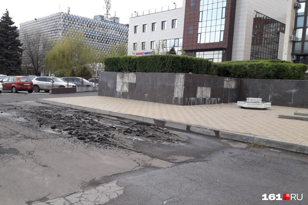 Рядом со зданием администрации Рядом со зданием администрации