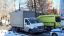 На видео попал момент, как «Газель» сбивает двух рабочих СГК в Новосибирске