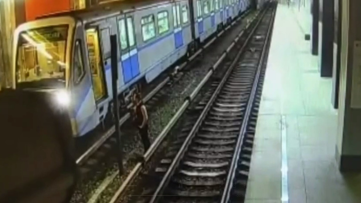 Мужчина решил сократить переход в метро, но нарвался на штраф. Видео
