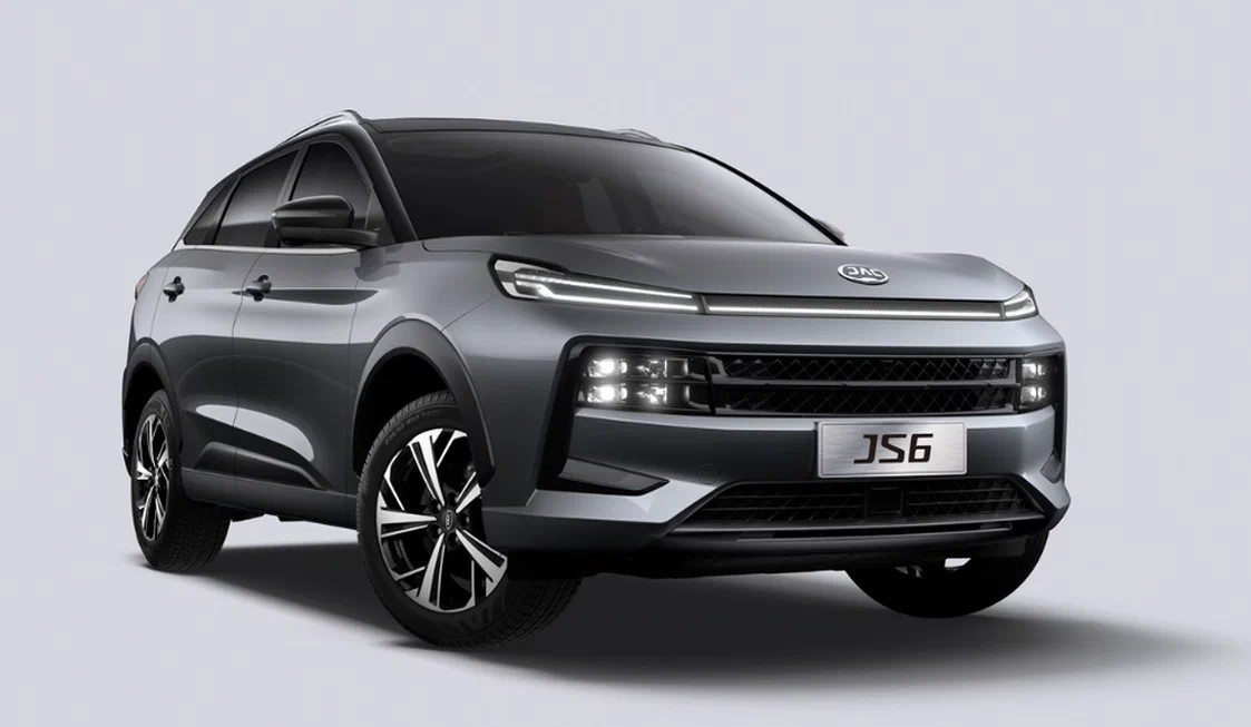 JAC JS6 — кроссовер, близкий по размерам к Nissan X-Trail. Цена в России начинается от 2,6 миллиона рублей за автомобиль с 1,5-литровым 180-сильным мотором, 6-ступенчатым роботом и передним приводом