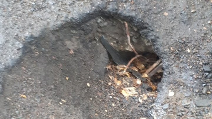 Читинка пожаловалась на огромную яму в проулке у здания Забайкалкрайстата