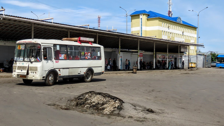 «Опять кроты»: кемеровчане пожаловались на состояние асфальта на привокзальной площади