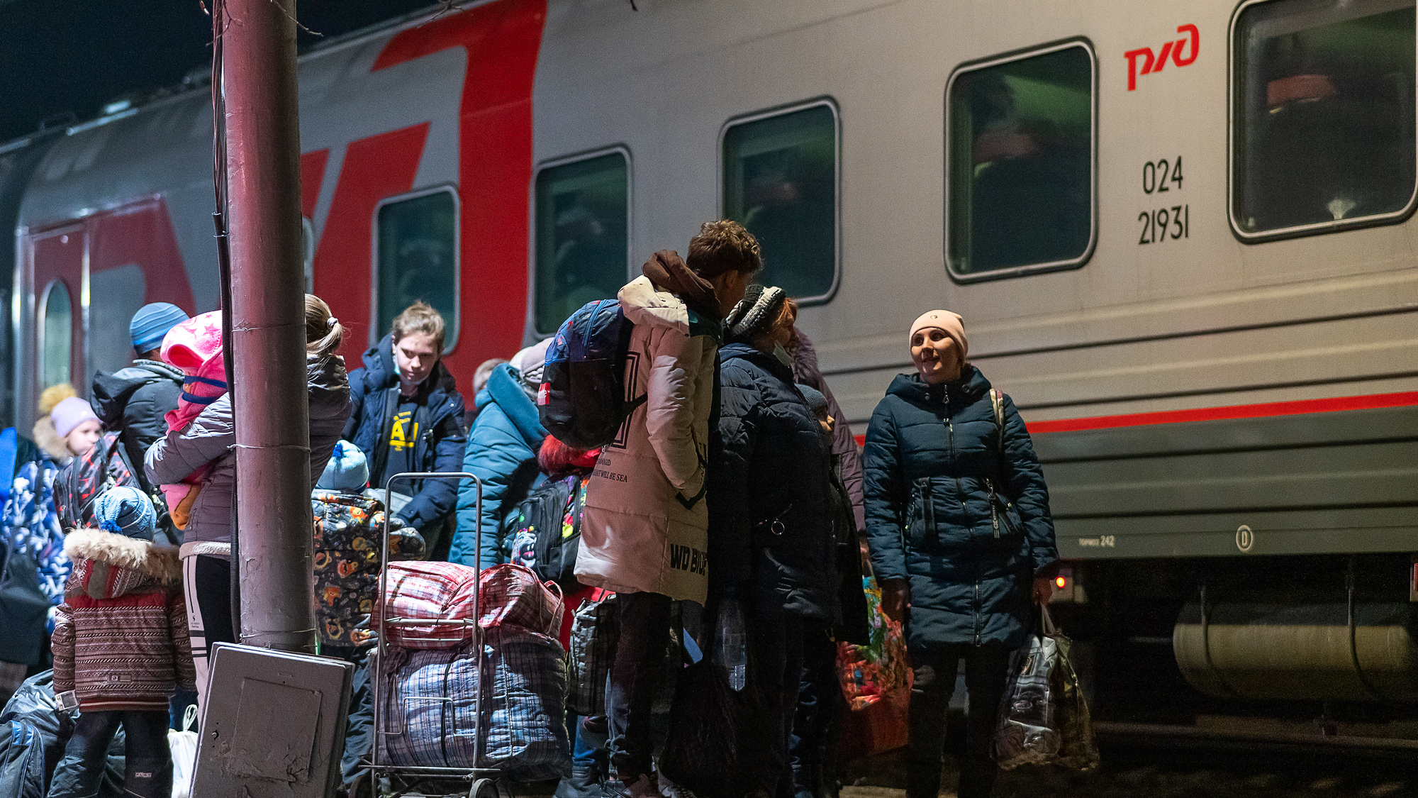 Чем грозит украина россии. Эвакуация. На поезде народ. Эвакуация Украина. Люди садятся в поезд.